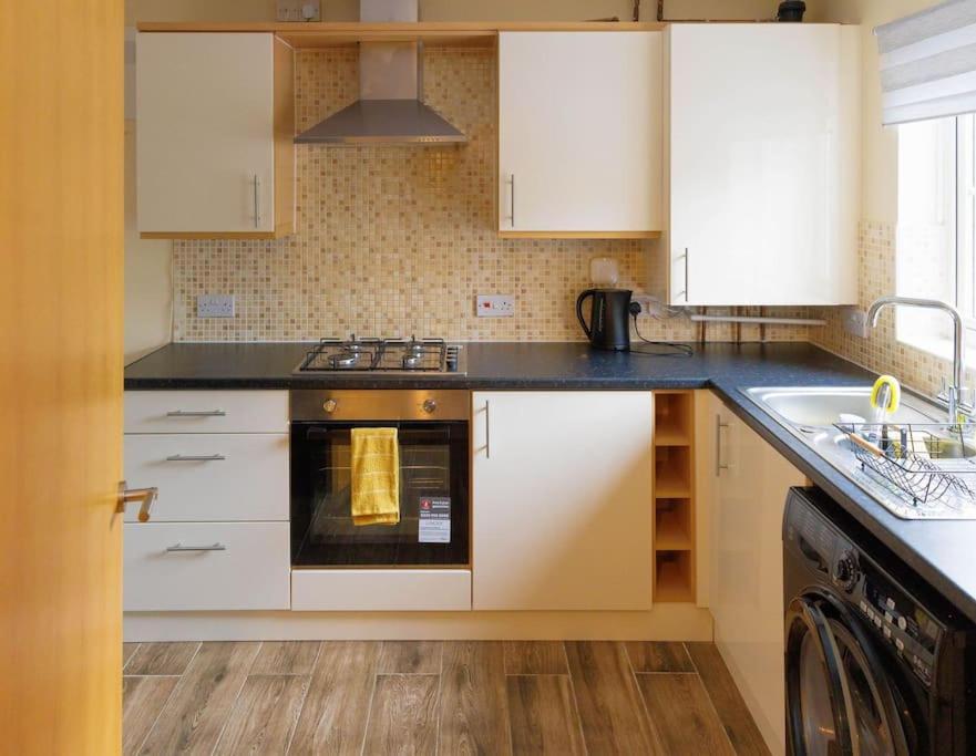 Stylish 3 Bedroom And Free Parking Thamesmead  Buitenkant foto