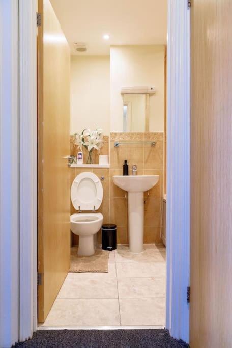 Stylish 3 Bedroom And Free Parking Thamesmead  Buitenkant foto