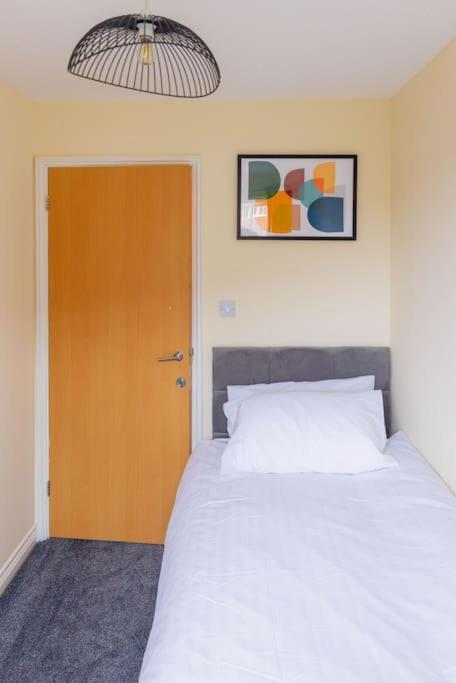 Stylish 3 Bedroom And Free Parking Thamesmead  Buitenkant foto
