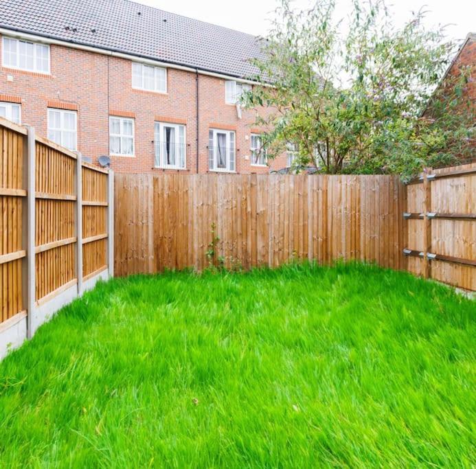Stylish 3 Bedroom And Free Parking Thamesmead  Buitenkant foto