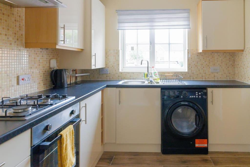 Stylish 3 Bedroom And Free Parking Thamesmead  Buitenkant foto
