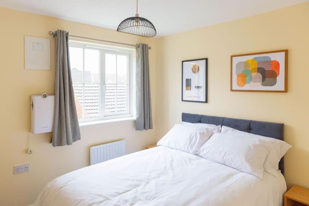 Stylish 3 Bedroom And Free Parking Thamesmead  Buitenkant foto